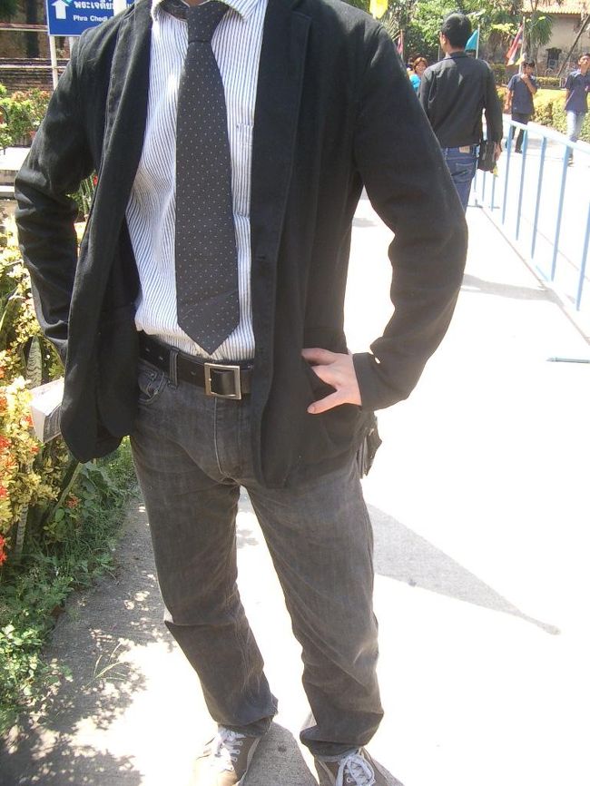 そして、バンコクから１時間でアユタヤへ到着。お寺なので、きちっとした格好でのりこんでみました。（この日気温かなり暑く、日本の真夏日くらい）