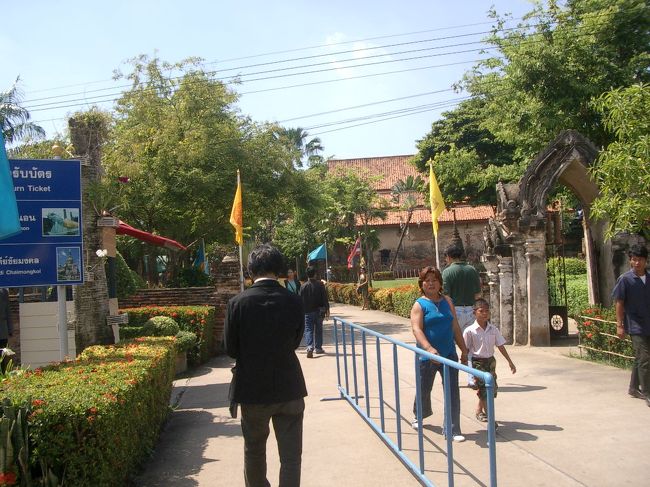 黒で熱吸収しまくりです。<br />服装はさておき、まず着いたのが「ワット・ヤイ・チャイ・モンゴン」