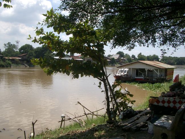 アユタヤへは川を渡って