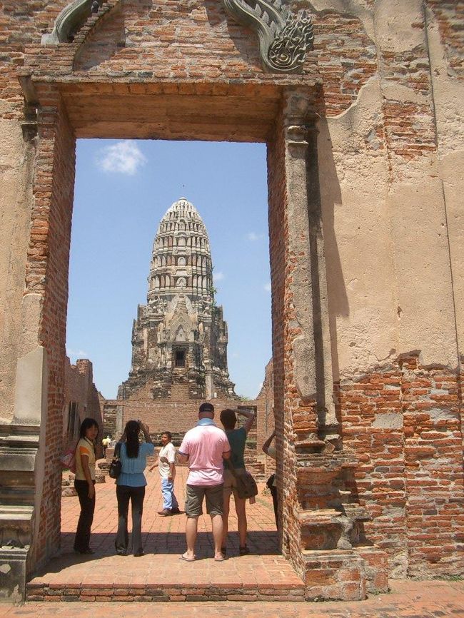 続いて「ワット・ラーチャブラナ」<br />空の青、遺跡オレンジ、草の緑、はっきりした色のコンストラストが非常にうつくしかったです。