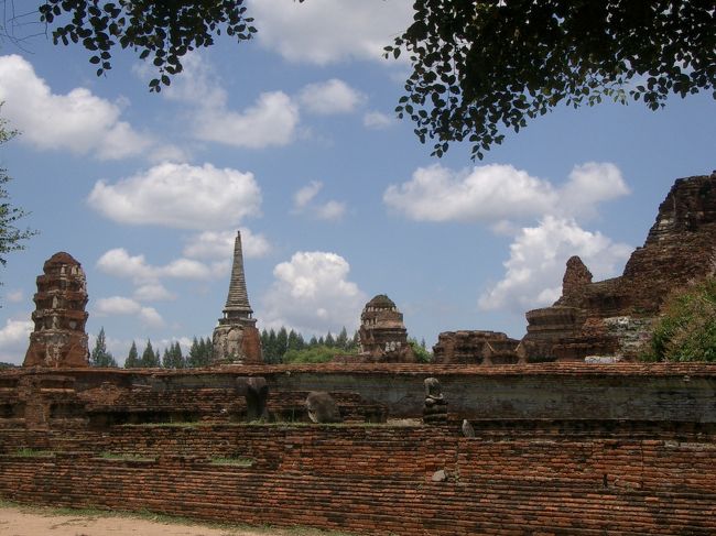 そして「ワット・プラ・シー・サンペット」へ。<br />ココに一番ながくいました。イメージ通りの遺跡。<br />迫力がありました。
