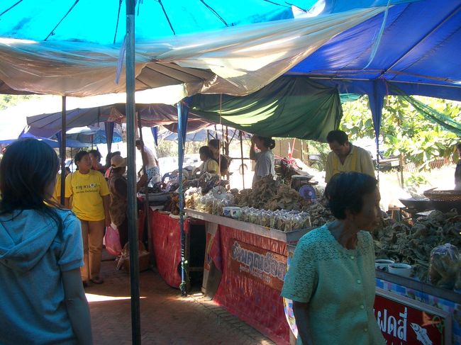 寺院の横には屋台？お土産屋さんがたくさん。ココもタイならではの活気でみちてます