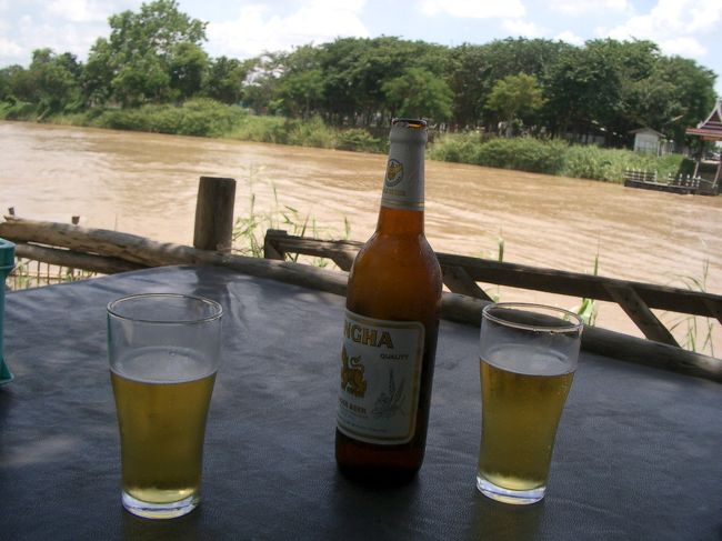 途中で立ち寄った、チャオプラヤ川沿いのレストラン。雰囲気◎　味◎　辛さ★