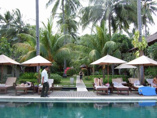 クンチヴィラーズのプールサイド。<br />海が目の前にあります。<br />雰囲気は抜群です。