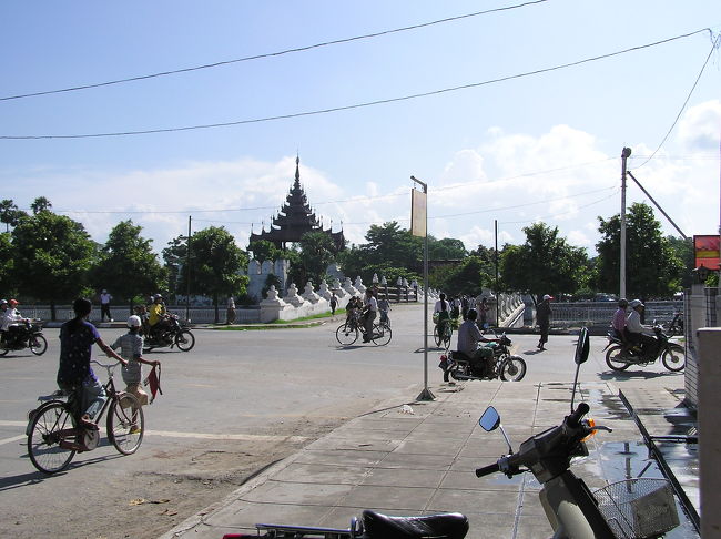 マンダレーの町並みです。<br />ヤンゴンに次ぐ第２の都市です。古都として知られています。<br />ヤンゴン到着後、すぐにバスでマンダレーに移動しました。<br />