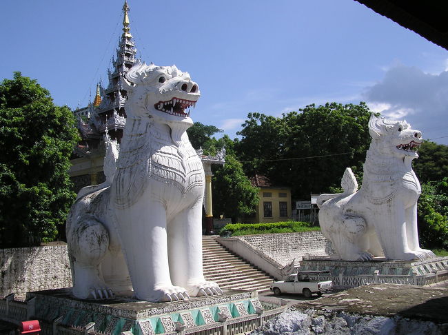 マンダレーヒル参道入り口前のライオンです。