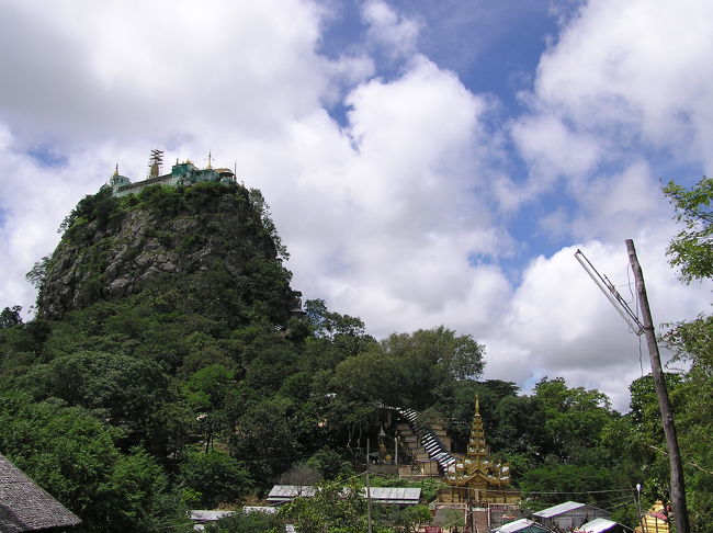 ポッパ山です。バガンの南東５０ｋｍにあります。<br />あの山頂にどうやって建設したのか謎が残ります。<br />かつて訪れたマチュピチュを思い出しました。<br /><br />ちなみに朝8：30にニャンウー発のバスに乗り、11:00にポッパ山到着。2時間見学して、13:00に出発するバスに乗ってニャンウーに帰ってきました。