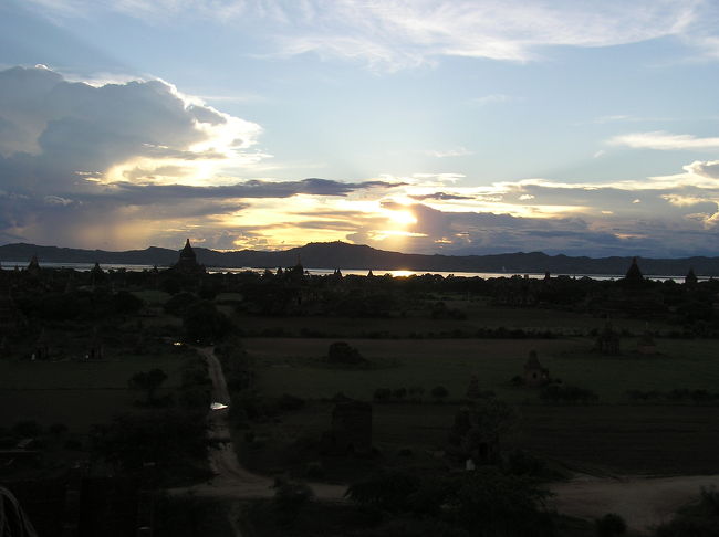 またバガンに来てしまいました。<br />何回行っても違った光景を見せてくれます。
