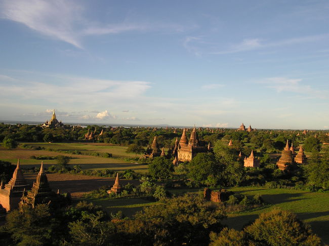 バガン<br />やはり夕方の光景が最高です。<br />なかなかいい夕日にめぐり合えないんですけどね。