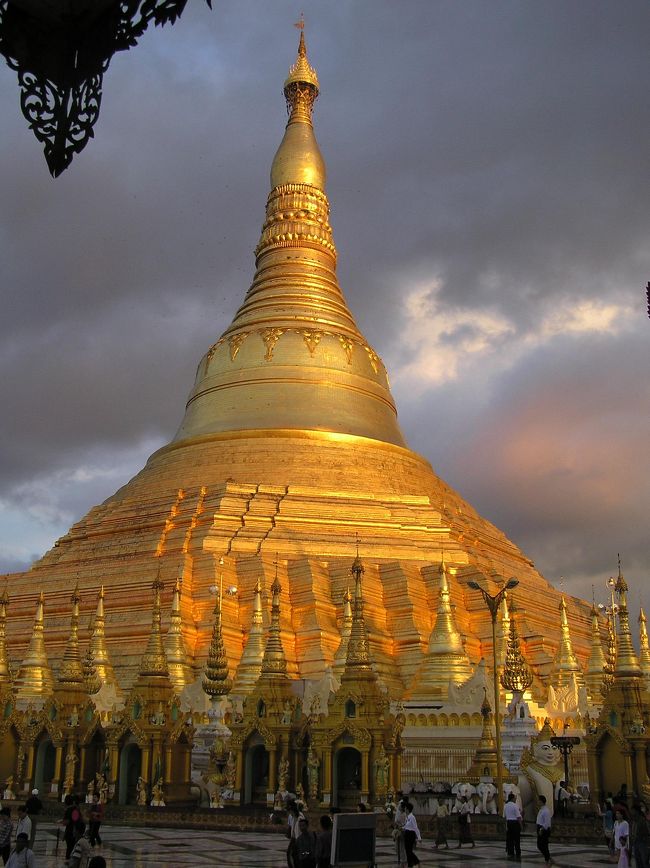 ヤンゴンに戻ってきました。<br />ここはシュエダゴォンパゴダです。<br />聖なる黄金の塔と呼ばれています。<br />