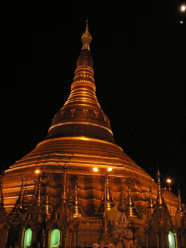 シュエダゴォンパゴダ<br /><br />ライトアップされた姿も素敵です。