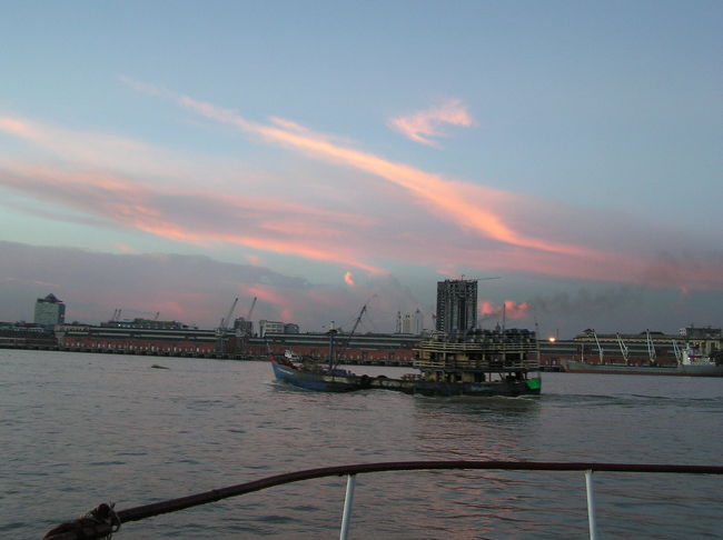 ヤンゴン川です。<br />スーレーパゴタの近くにフェリー乗り場があります。<br />船にも乗車しました。