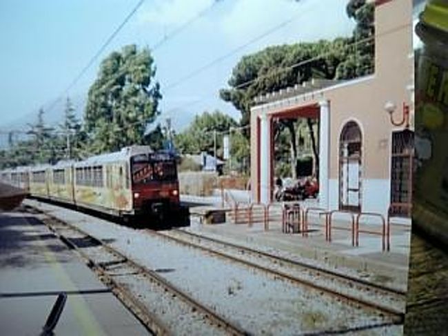 Circumvesuvianaの駅Ponpei Scaviです。ポンペイレッドの駅舎です。<br /><br />朝早く出かけるつもりが、結構疲れててホテルの朝食ゆっくり食べてから、タクシーでCircumvesuvianaの<br />駅まで。ナポリ中央駅の地下にあるとゆうことなので、そのようにタクシーのお兄さんにゆうと、ポンペイに行くならこっちと言って、もっとホテルから近い駅に連れて行ってくれました。Circumvesuvianaのナポリの始発駅。すごい空いてて、切符もすぐに買えました。<br />ナポリからポンペイまではfast trainなら26分、普通でも40分弱で着きます。最寄駅はponpei scavi<br />駅降りるとみやげ物屋とか見ながら歩くとすぐにinformatioｎとﾁｹｯﾄ売り場。トイレもそこにあります。<br />ちなみにトイレは中にはないです。暑くてあんまり行かないとは思いますが。