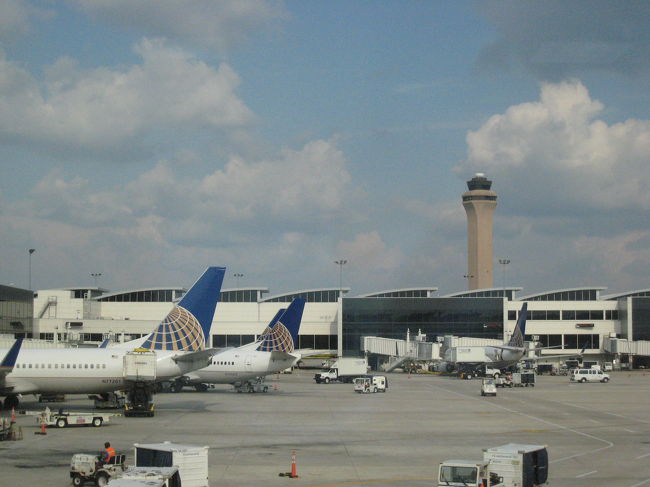 ヒューストンに着きました。14時間くらいのフライトです。つぎのフライトまで、9時間ぐらい暇です。<br />しかし、ヒューストンの周りには、何もありません。<br />ちなみに、ヒューストンは、コンチネンタルの空港なので、コンチの飛行機がたくさん止まっています