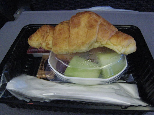 朝は、軽食クロワッサン<br />12時間くらいのフライトでした