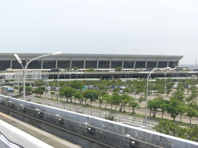 台湾について、空港のターミナル間を移動するときの<br /><br />電車から撮った台湾の景色♪