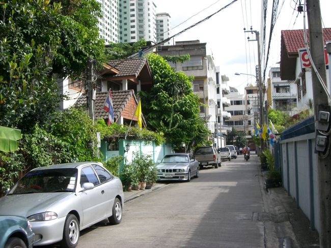 ホテルを出たところの通り☆<br /><br />夜は真っ暗になって怖い・・