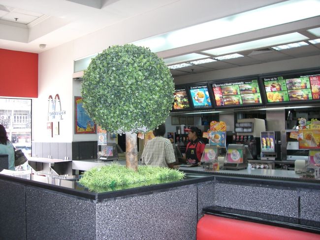 タイのマック♪<br /><br />店の中綺麗すぎっ☆<br /><br />日本にはもうないマックチキン食べた♪