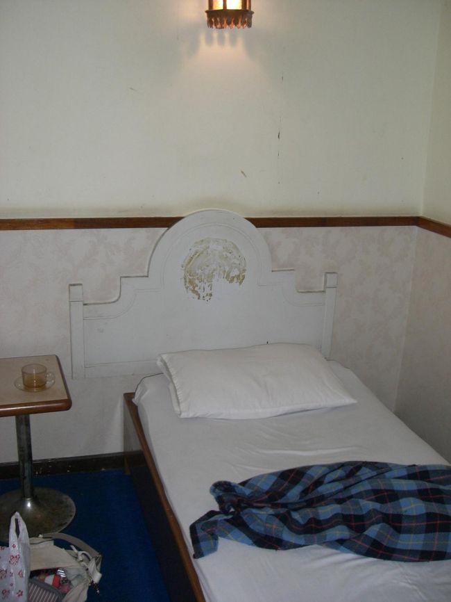 マッサージ屋の部屋☆<br /><br />ここのマッサージは痛すぎてちょっとあざできた・・<br /><br />「ハタサット２」ってゆうところ。