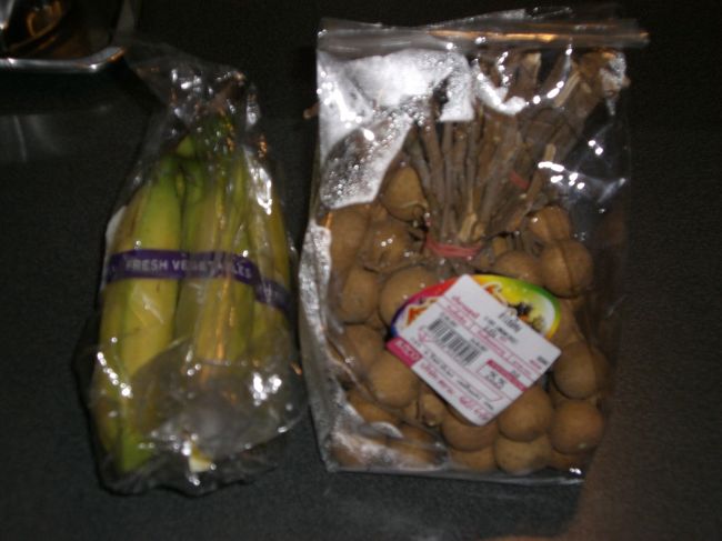 なんとなく栄養がとれてない気がして、<br /><br />ジャスコで果物を購入してきた♪♪<br /><br />バナナとリュウガン☆<br /><br />どっちも美味♪