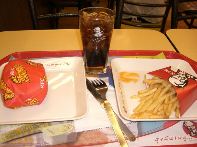 タイのケンタッキーまた食べた♪<br /><br />使わなかったけど、ナイフとフォーク付き！！