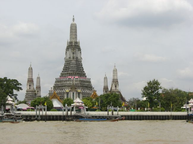 ボートからみたワットアルン☆<br /><br />２年前観光したから、今回は外観だけで！！