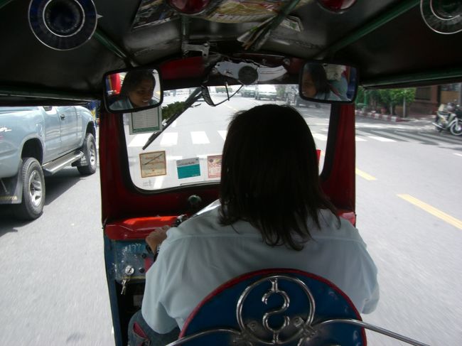 カオサン通りに一番近いサートーンの駅で降りて、<br /><br />トゥクトゥクに乗った☆<br /><br />運転手のおばちゃんを後ろから撮ってみた♪