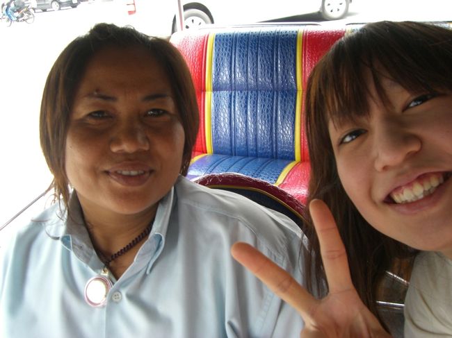 そのおばちゃんと２ショット♪♪<br /><br />カオサンに行く前にいろいろ観光名所に連れて行って<br /><br />くれた☆ありがとう！！