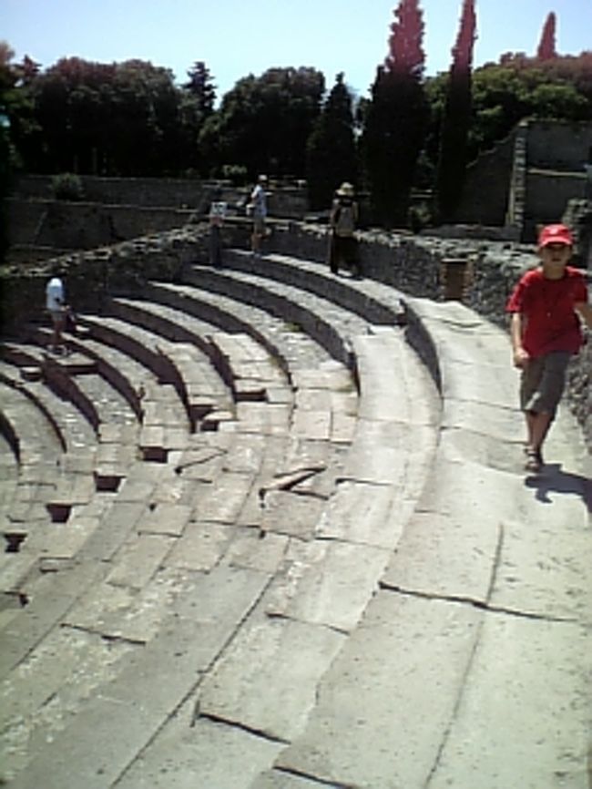 アリーナ小さい方です。<br />この辺に着いた頃には足にも腰にもきてました。<br />通路の石畳が均一な石ではなくて、しかも結構高低さがあります。