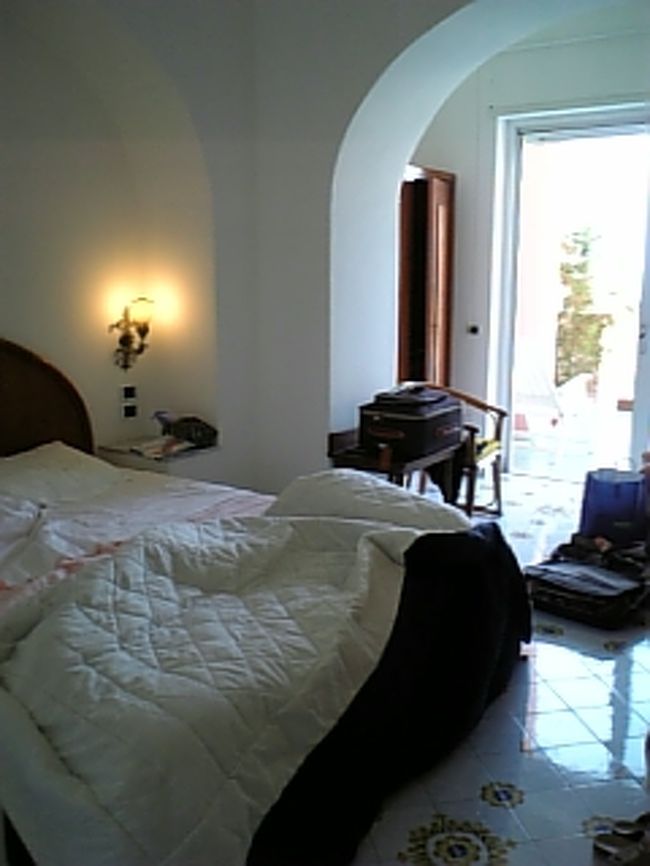 La Vega<br /><br />ウンベルト広場から歩いて８〜１０分ぐらいのところにあります。<br />カプリは３〜１０月ぐらいまでしか開いてないホテルがほとんどで、５月頃予約のメールあちこち出したり、インターネットで空室状況調べたりしてたのですが、全然空いてなくて、でもどうしても１泊だけでもしたかったので、やっと空いてたホテル。<br />小さいホテルでしたが、スタッフもすごくフレンドリーで、いろいろ教えていただいたり、またお部屋もオーシャンヴューでバルコニー付きで、白い塗り壁、かわいいタイル貼りの床、照明もすごくセンス良くて、<br />もう暫く滞在したかった。<br />