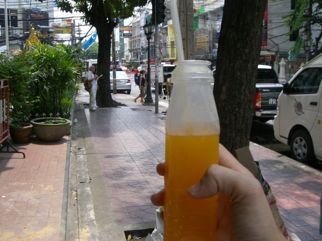 普通に道で売られているみかん（ソム）の<br /><br />生絞りジュース☆<br /><br />めっちゃ冷えてて美味しい♪