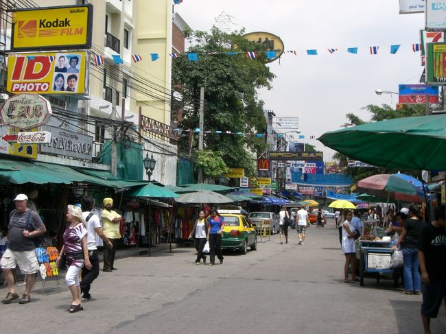 カオサン通り☆<br /><br />日本人をよく見かけた♪<br /><br />カオサンはバックパッカーの町☆<br /><br />いろんな物が安く買える♪<br /><br />お土産にＴシャツと自分にスカート買った♪