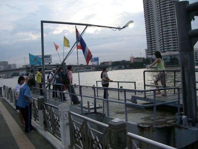 サートーン駅☆<br /><br />