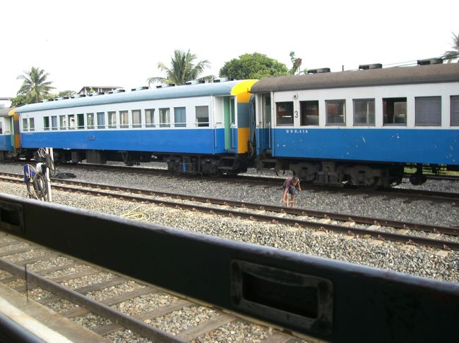 タイの鉄道★<br /><br />ＢＴＳとかＭＲＴと違ってこうゆう鉄道は<br /><br />日本のほうが綺麗☆<br /><br />電車は時間通りに出発しないのが当たり前。<br /><br />でも安い！！２時間半くらいかかるのに、<br /><br />３００円くらい。タイ人だったら１００円くらい。