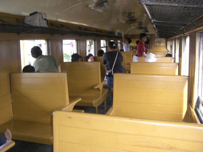 車内の写真☆<br /><br />３等車だったから椅子とか壊れてるのもあり笑<br /><br />