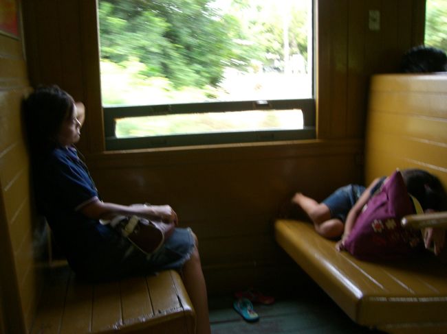 電車内のタイ人の親子☆