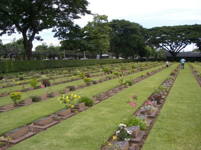 連合軍共同墓地☆<br /><br />第２次世界大戦中に日本軍が現地の人々を使役して<br /><br />鉄道を建設させたそうで・・<br /><br />その犠牲になってしまった人たちのお墓です。