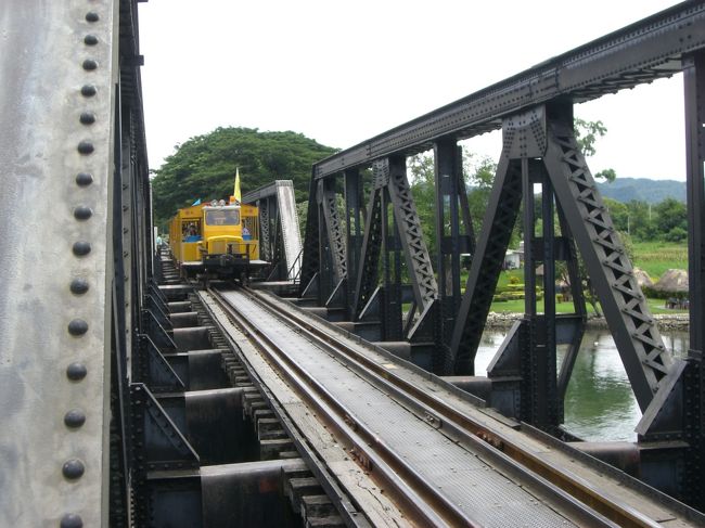 その橋にたまに観光用の電車が通ります！！<br /><br />この橋は歩けるんだけど、この電車が来ると、<br /><br />歩いてる人はみんな端によけなければいけない♪