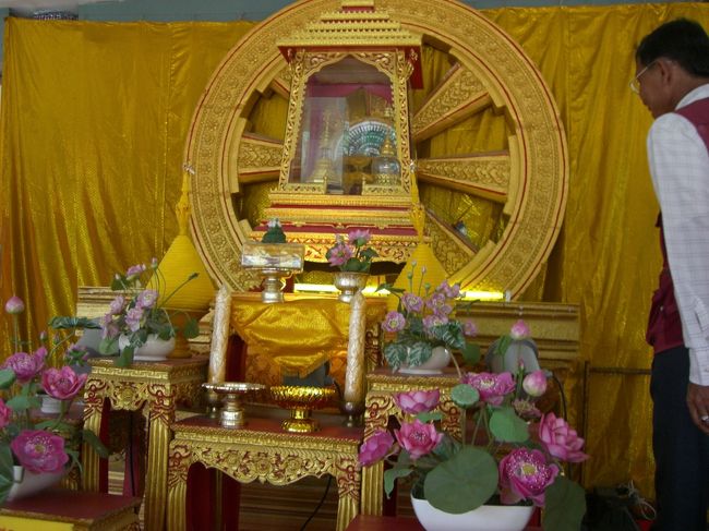 ワット・チャイチュンポーンにて☆<br /><br />右端にちょっと写ってるおじちゃんのバイクの<br /><br />後に乗って、カンチャンブリを観光した☆