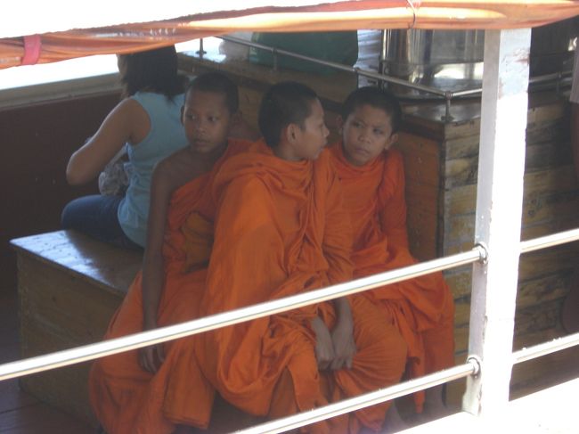 最終日☆<br /><br />チャオプラヤエクスプレスボートでお出かけ☆<br /><br />オレンジの着てるのタイっぽい☆