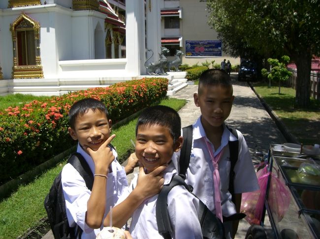 ワット・ベンジャマポピットにて☆<br /><br />地元の子どもたち♪