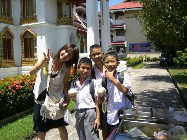 地元の少年はなんかの実のジュースを☆<br /><br />あたしはパイナップルを購入♪♪<br /><br />可愛い少年たちだった☆