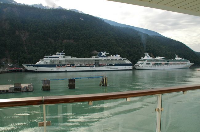 朝寝坊して起きたら、スキャグウェイに到着していました。<br />先に停泊中のサミットとビジョン・オブ・ザ・シーズ号が見えます。バルコニーからの景色を見るのが楽しみで、朝食を終えるとカメラを持ってここで過ごします。