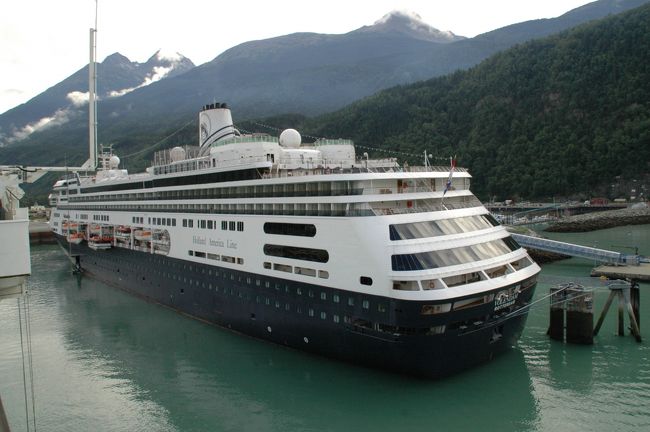 ホーランドアメリカラインのフォレンダム号が停泊中です。<br /><br />63,000ｔクラスでアムステルダム号と同じ大きさです。