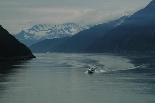 後ろから賑やかな音を立ててボートが港に近付いて来ます。