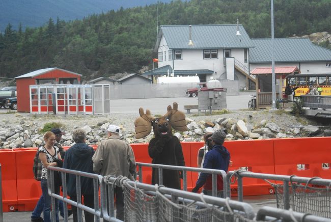 既に下船が始まっています。またカメラマンと着ぐるみが待ち構えています。