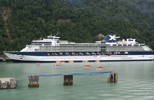 お部屋に戻ってバルコニーに出ると、サミットからテンダーボートが次々に下りて、何が始まるのでしょう？