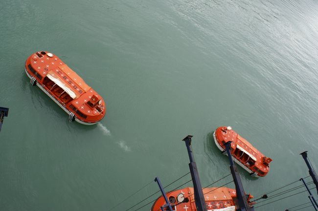 マーキュリーのテンダーボートが次々とサミットの方へ向かってます。