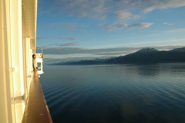 黄昏時、3室先のバルコニーにハウスキーパーさんの姿が・・・