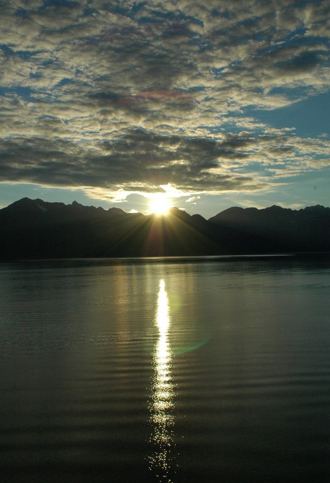 彼が見つめているのはダイヤモンドのような夕日です。<br /><br />日没にはまだ少し時間があります。